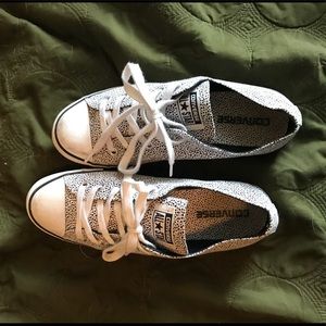 Dainty converse, white w/ black dots